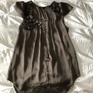 GAP cap sleeve blouse with pleat detail